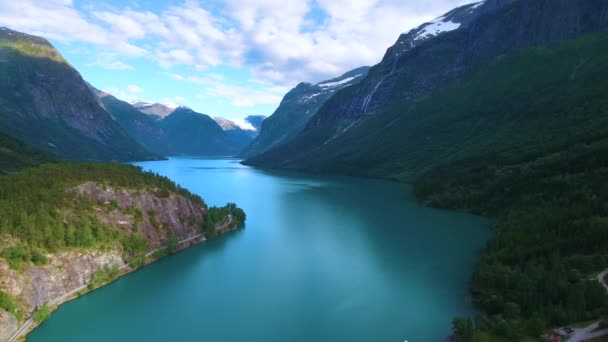 Природный ландшафт Норвегии. Запись с воздуха в озере Ловатнет . — стоковое видео