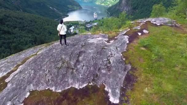 Geiranger fjord，挪威美丽的自然全景。它是距离Sunnylvsfjorden 15公里（9.3英里）的一个分支，是Storfjorden（大峡湾）的一个分支). — 图库视频影像