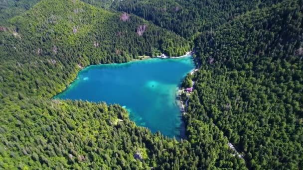 Jezero Lago di Fusine Superiore Itálie Alpy. Letecké lety FPV dronem. — Stock video