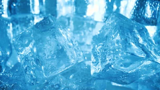 Cubes de glace gros plan, fond abstrait. — Video