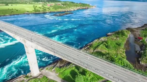 Saltstraumen, Nordland, Norveç Hava girdap jakuziler güzel doğa görüntüleyin. Saltstraumen dünyanın en güçlü gelgit akımları biri ile küçük bir Boğazı alır. — Stok video