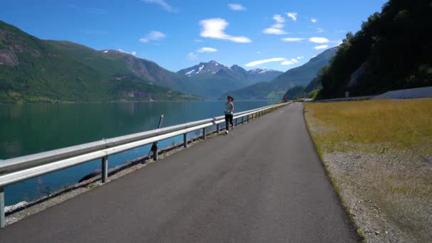 Kobieta biegająca na dworze. Fiord norweski. — Wideo stockowe