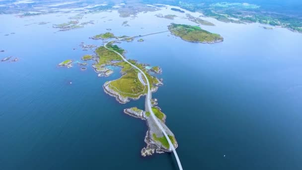 Letecký pohled Atlantic Ocean Road nebo Atlantic Road (Atlanterhavsveien) byl udělen titul (Norská výstavba století). Silnice klasifikovaná jako národní turistická trasa. — Stock video