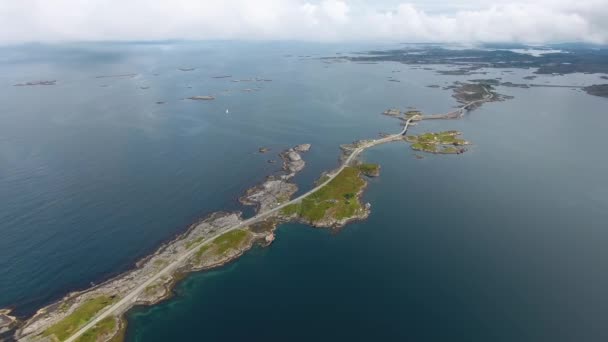 Atlantik Okyanusu Yolu veya Atlantik Yolu (Atlanterhavsveien), Norveç 'in Yüzyılın İnşaatı (Norveççe: Yüzyılın İnşaatı) olarak ödüllendirildi. Ulusal Turizm Rotası olarak sınıflandırılan yol. — Stok video