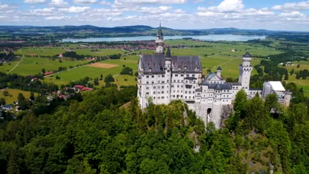 Castillo de Neuschwanstein Alpes bávaros Alemania. Vuelos aéreos de aviones no tripulados FPV. — Vídeos de Stock