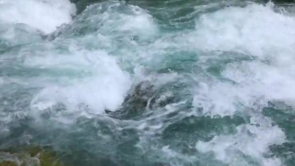 Горная речная вода с медленным движением крупным планом — стоковое видео