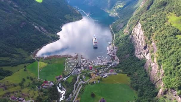 Geiranger fjord, Beautiful Nature Norway Aerial footage.它是距离Sunnylvsfjorden 15公里（9.3英里）的一个分支，是Storfjorden（大峡湾）的一个分支). — 图库视频影像