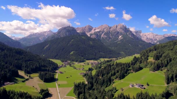 Vista panorâmica da bela paisagem dos Alpes, bela natureza da Itália. Voos aéreos de drones FPV . — Vídeo de Stock