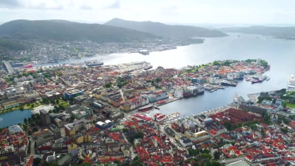 Bergen) - місто і муніципалітет в Гордаланді на західному узбережжі Норвегії. Берген - друге за величиною місто в Норвегії. Вид з висоти польоту птахів. Рейси FPV безпілотних літальних апаратів. — стокове відео