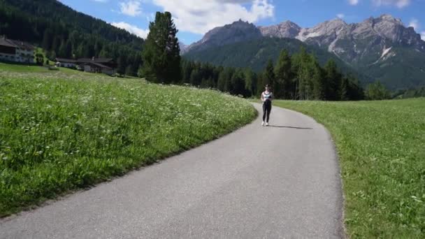 Kvinnan joggar utomhus. Italien Dolomiter Alperna — Stockvideo