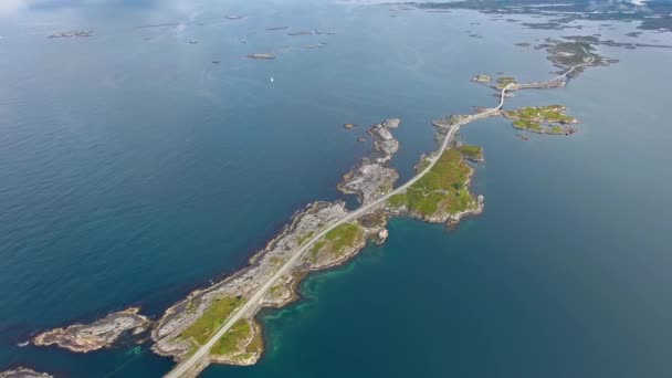 Atlantic Ocean Road or the Atlantic Road (Atlanterhavsveien) was awarded the title as Norwegian Construction of the Century ". Дорога классифицируется как национальный туристический маршрут ." — стоковое видео