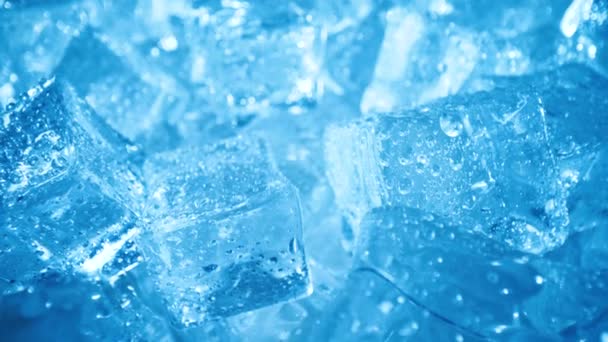 Cubes de glace gros plan, fond abstrait. — Video