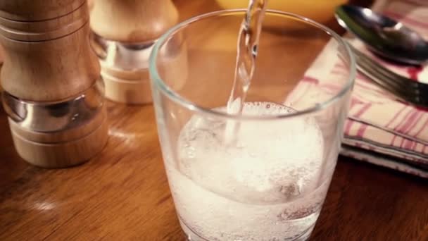 Eau minérale versant dans un verre, le matin Petit déjeuner, Mouvement lent avec rotation pistage tir .