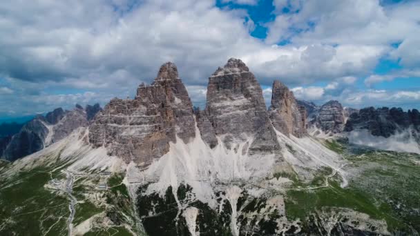 Parque Nacional de la Naturaleza Tre Cime En los Alpes Dolomitas. Hermosa naturaleza de Italia. Vuelos aéreos de aviones no tripulados FPV — Vídeo de stock