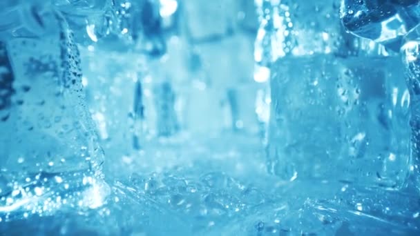 Cubi di ghiaccio primo piano, sfondo astratto. — Video Stock