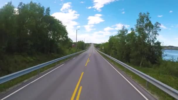 Guida di una macchina su una strada in Norvegia Atlantic Ocean Road o la strada atlantica (Atlanterhavsveien) è stato assegnato il titolo di (costruzione norvegese del secolo ). — Video Stock