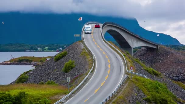 Atlantik Okyanusu Yolu veya Atlantik Yolu (Atlanterhavsveien), Norveç 'in Yüzyılın İnşaatı (Norveççe: Yüzyılın İnşaatı) olarak ödüllendirildi. Ulusal Turizm Rotası olarak sınıflandırılan yol. — Stok video