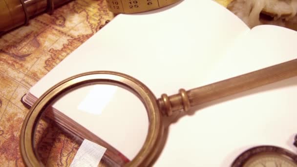 nature morte vintage sur une ancienne carte en 1565 .