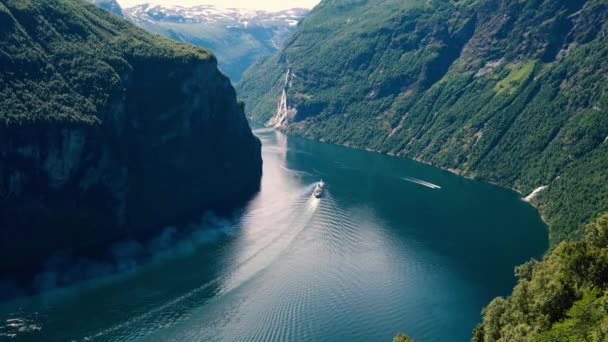 Geiranger fjord，挪威。它是距离Sunnylvsfjorden 15公里（9.3英里）长的分支，Sunnylvsfjorden是Storfjorden（大峡湾）的分支。美丽的自然挪威自然景观. — 图库视频影像