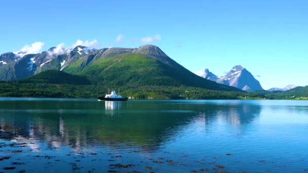 Cruz de Ferries. Hermosa naturaleza Noruega . — Vídeo de stock