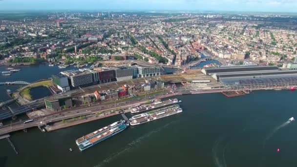 Amsterdam, Hollanda üzerindeki şehir hava manzarası. Kuşun uçuşundan görüntü — Stok video
