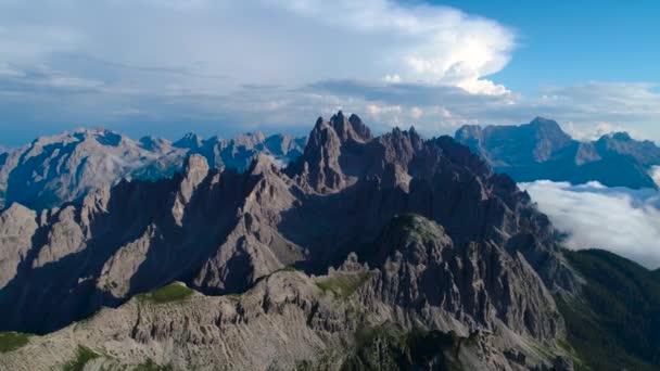 국립 자연 공원 (National Nature Park Tre Cime in the Dolomites Alps). 이탈리아의 아름다운 자연. 해 가 지면 비행 편 FPV 드론 — 비디오