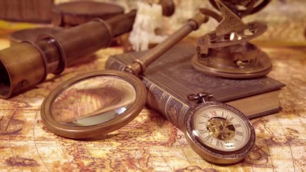 nature morte vintage sur une ancienne carte en 1565 .