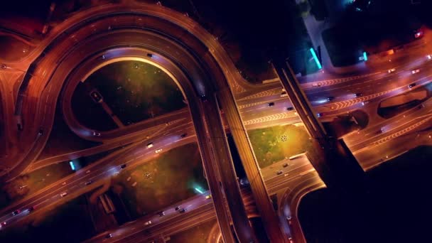 Noche Vista aérea de una intersección de carreteras senderos de tráfico en la noche Moscú — Vídeo de stock