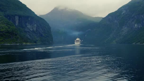 Geiranger fjord, Norway. Це 15-кілометрова гілка від Сунілвсфіордена, яка є відгалуженням від Сторфйордена (Великий фіорд). Природа Норвегії Природа. — стокове відео