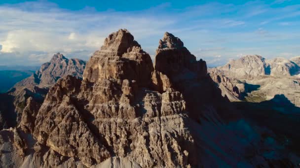 Parque Natural Nacional Tre Cime Nos Alpes das Dolomitas. Bela natureza da Itália. Voos aéreos de drones FPV ao pôr-do-sol — Vídeo de Stock