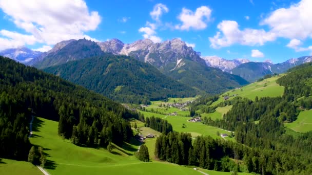 Vista panorâmica da bela paisagem dos Alpes, bela natureza da Itália. Voos aéreos de drones FPV . — Vídeo de Stock