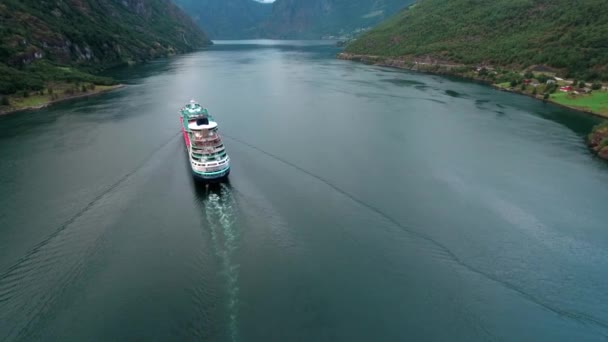游轮、 Sognefjord号或Sognefjorden号上的游轮、 Aerial footage Flam Norway — 图库视频影像