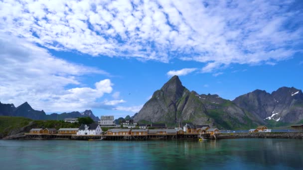 Las islas Lofoten es un archipiélago en el condado de Nordland, Noruega. Es conocido por un paisaje distintivo con espectaculares montañas y picos, mar abierto y bahías protegidas, playas y tierras vírgenes . — Vídeo de stock