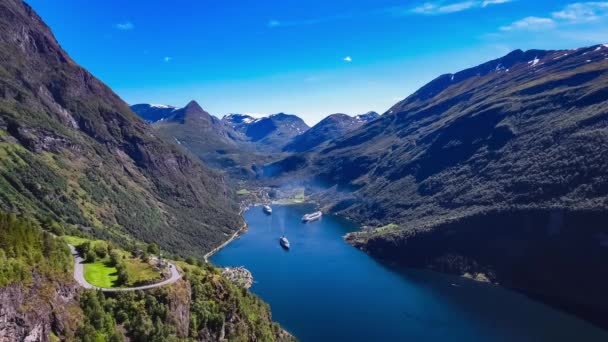 ฟยอร์ด Geiranger, ธรรมชาติที่สวยงามนอร์เวย์ภาพทางอากาศ มันเป็นสาขาที่ยาว 15 กิโลเมตร (9.3 ไมล์) ออกจาก Sunnylvsfjorden ซึ่งเป็นสาขาที่อยู่นอกสตอร์ฟยอร์ด (Great Fjord) ). — วีดีโอสต็อก