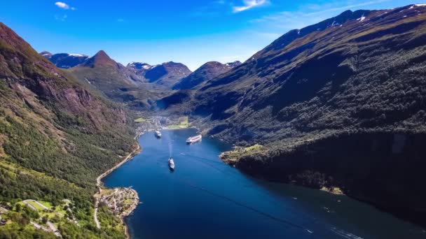 Geiranger Fiyort, Güzel Doğa Norveç Hava Görüntüleri. Storfjorden (Büyük Fiyort) 'un bir kolu olan Sunnylvsfjorden' den 15 km (9.3 mi) uzunluğunda bir daldır.). — Stok video