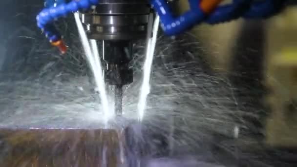 CNC-fräsmaskin för metallbearbetning. Kapning metall modern processteknik. — Stockvideo