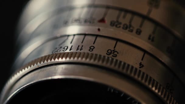 Macro close-up van de oude lens. — Stockvideo