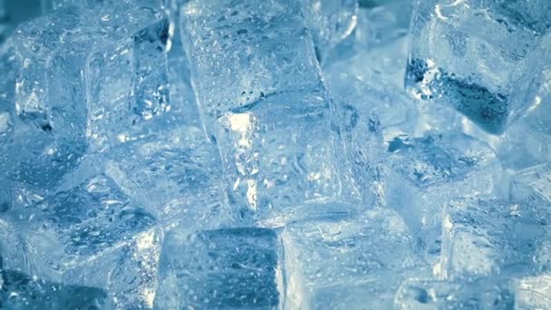 Cubes de glace gros plan, fond abstrait. — Video