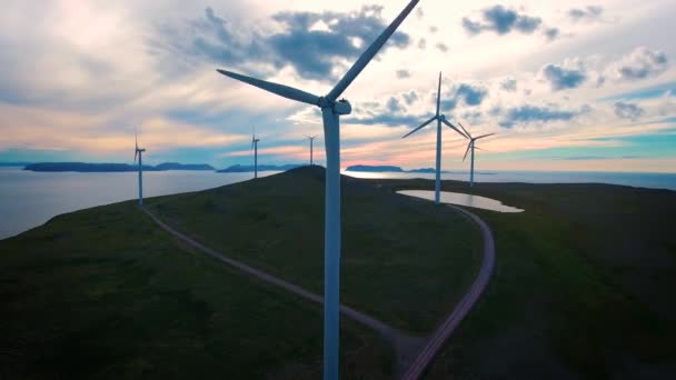 Windmühlen zur Stromerzeugung. Arctic View Windmühlenpark Havoygavelen, Havoysund, Nordnorwegen Luftaufnahmen. — Stockvideo