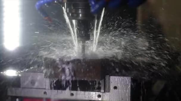 Μεταλλουργική CNC μηχανή άλεσης. Κοπή σύγχρονης τεχνολογίας επεξεργασίας μετάλλων. Αργή κίνηση 120 fps — Αρχείο Βίντεο