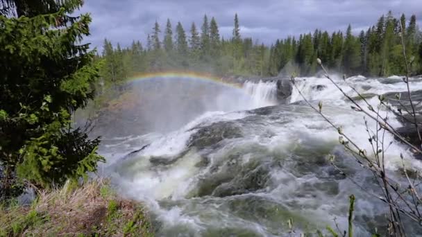 Cascata ristafallet video al rallentatore nella parte occidentale di Jamtland è elencato come una delle più belle cascate in Svezia . — Video Stock