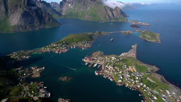Lofoten é um arquipélago da Noruega localizado no condado de Nordland. É conhecido por um cenário distinto com montanhas e picos dramáticos, mar aberto e baías abrigadas, praias e terras intocadas . — Vídeo de Stock