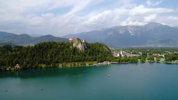 Słowenia - Ośrodek widokowy Jezioro Bled. Fotografia drona FPV z powietrza. Słowenia Piękny zamek przyrody Bled. — Wideo stockowe