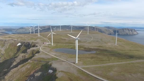 Moinhos de vento para produção de energia elétrica. Arctic View Parque eólico de Havoygavelen, Havoysund, Norte da Noruega Filmagem aérea . — Vídeo de Stock