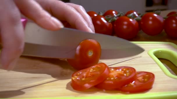 Bıçak, domatesi tahta tahtada keser. Yavaş çekim, dönüş iziyle çekim yapar.. — Stok video