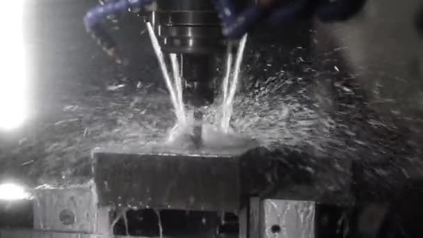 CNC-fräsmaskin för metallbearbetning. Kapning metall modern processteknik. Långsamma rörelser 120 fps — Stockvideo