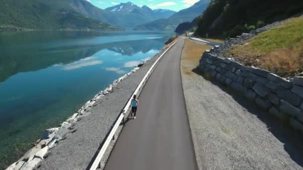 Mujer corriendo al aire libre. Fiordo noruego . — Vídeos de Stock