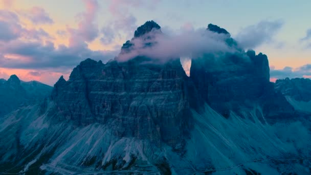 Parque Nacional de la Naturaleza Tre Cime En los Alpes Dolomitas. Hermosa naturaleza de Italia. Vuelos aéreos de aviones no tripulados FPV al atardecer — Vídeos de Stock