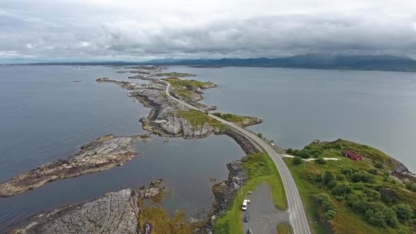 Atlantic Ocean Road of de Atlantic Road (Atlanterhavsveien) is bekroond met de titel Noorse constructie van de eeuw ". De weg geclassificeerd als een Nationale Toeristische Route." — Stockvideo