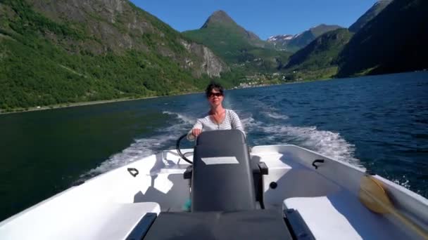 Frau am Steuer eines Motorbootes. Geiranger Fjord, Schöne Natur Norwegen.Sommerurlaub. — Stockvideo